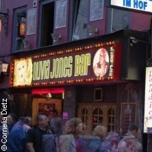 Der Drag Queen Olivia auf der Spur!, © links im Bild