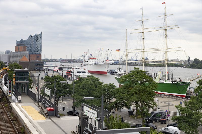 Blick auf den Hamburger Hafen mit Elbphilharmonie und Segelschiff.