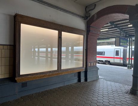 Zu sehen sind die noch leeren Vitrinen am Harburger Fernbahnhof