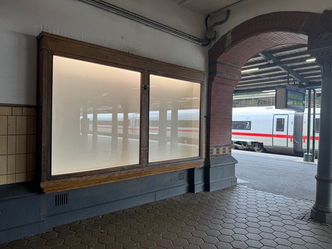 Zu sehen sind die noch leeren Vitrinen am Harburger Fernbahnhof