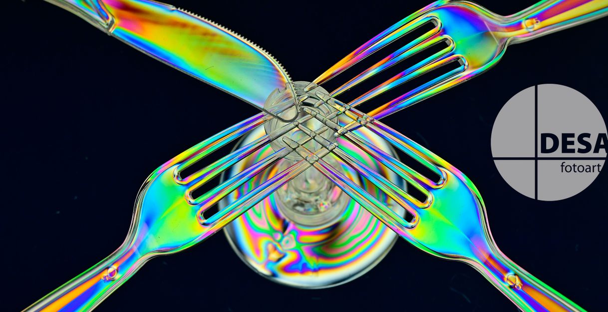 Plastikbesteck in Regenbogenfarben durch Polarisationseffekt.