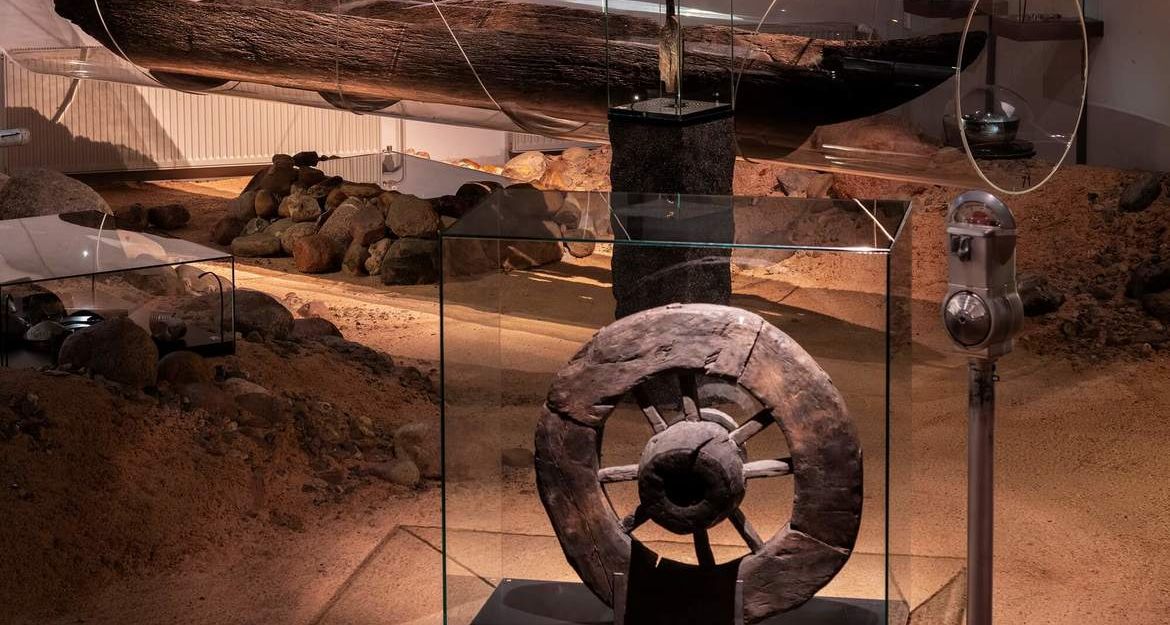 Archäologische Ausstellung, Wagenrad und Einbaum