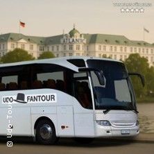 Ein Reisebus mit der Aufschrift 'Udo Fantour' steht vor dem Hotel Atlantic in Hamburg.