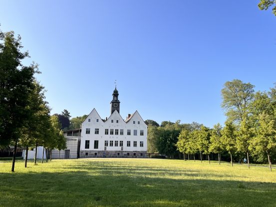 Herrenhaus Konvent Kloster Nütschau im Sommer, © Kloster Nütschau