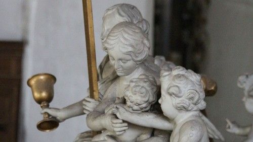 Nahaufnahme einer Skulpturengruppe mit Engeln und einem Kind.