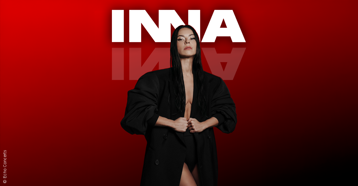 Frau in schwarzem Mantel vor rotem Hintergrund mit dem Schriftzug 'INNA'.