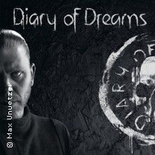 Schwarz-weißes Bild mit einem Mann und einem Totenkopf-Logo der Band Diary of Dreams.