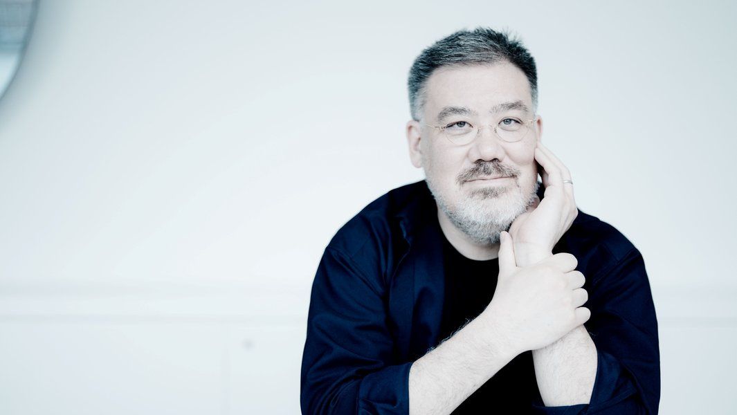 Porträt eines Mannes mit Brille und Bart, der nachdenklich schaut.